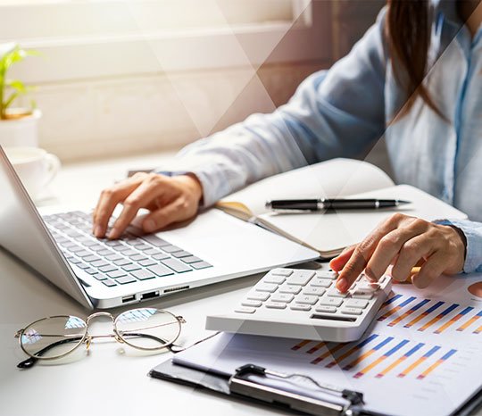 Mulher fazendo a contabilidade financeira de um condomínio