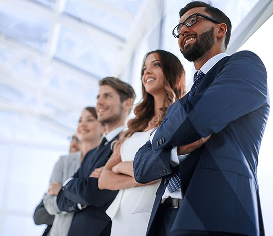 Vista inferior de vários empresários de roupas sociais e de braços cruzados